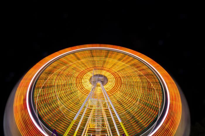 Time-lapse изображение колеса обозрения ночью