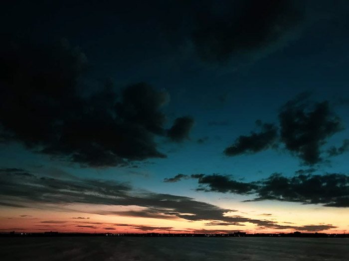 Невероятная ночная фотография облачного неба на iphone, сделанная в синий час