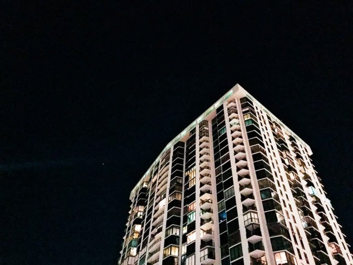 Архитектурный снимок ночью с iPhone