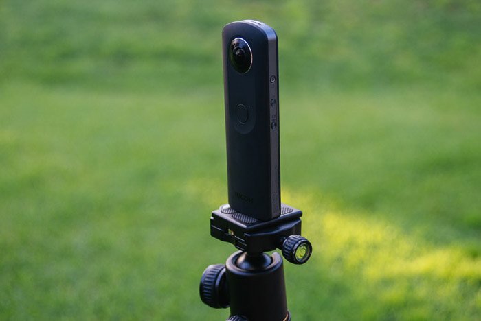Телефон с камерой 360, установленный на штатив для съемки более четких панорам iPhone