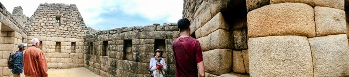 Интересные панорамные фотографии туристов, наблюдающих за древним каменным зданием