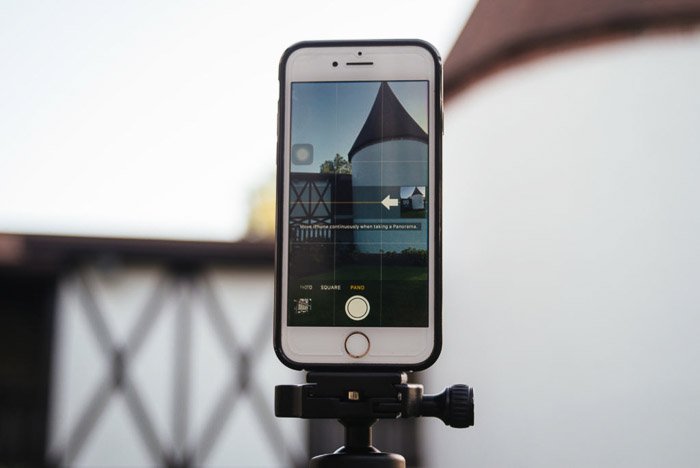Телефон, установленный на штатив для съемки более четких панорам iPhone