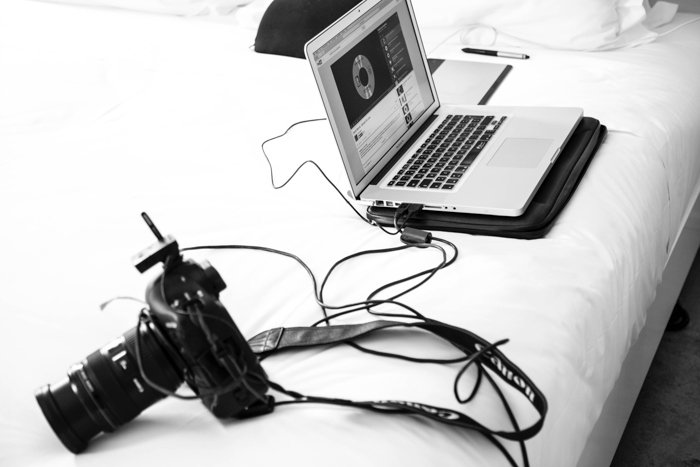 Черно-белая фотография зеркальной камеры, прикрепленной к ноутбуку