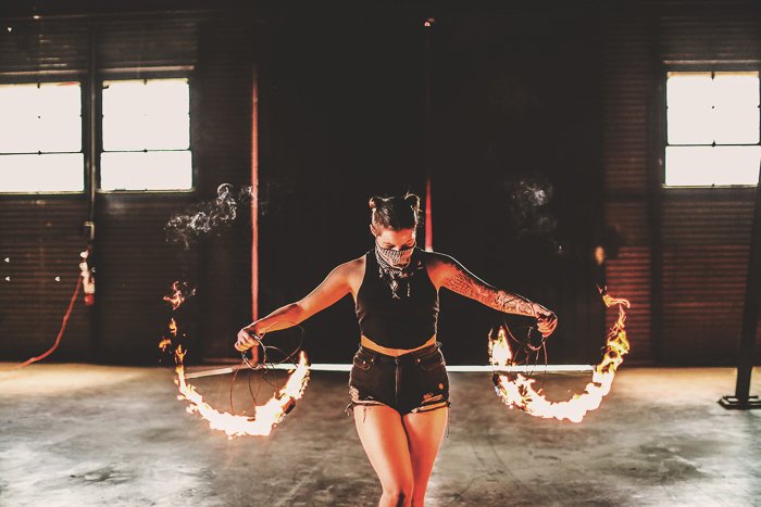 Портрет женщины-танцовщицы огня