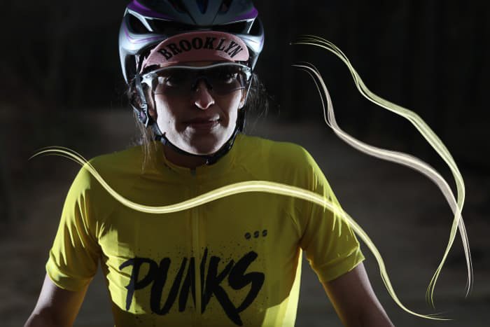 Портрет спортсменки при слабом освещении с наложением световых эффектов Photoshop