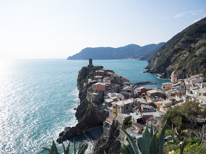 Летний пейзаж итальянского прибрежного города, демонстрирующий классическую потерю контраста