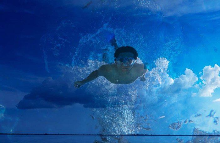Человек плавает, наложенный на фотографию облаков - как использовать наложение