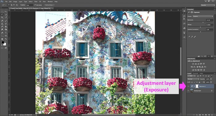 скриншот, показывающий, как редактировать фотографии в Photoshop для начинающих, со стрелкой, указывающей на корректирующий слой (экспозиция)