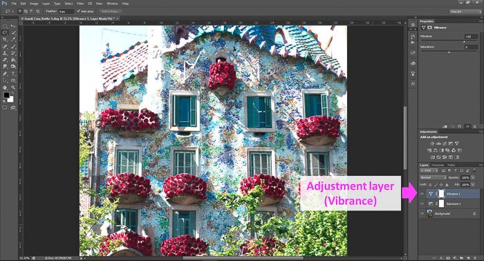 скриншот, показывающий, как редактировать фотографии в Photoshop для начинающих, со стрелкой, указывающей на корректирующий слой (vibrance)