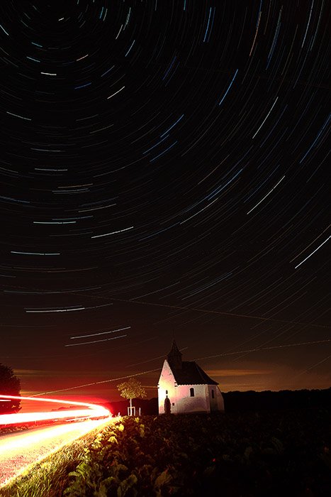 Оригинальное изображение ночного пейзажа с потрясающими звездными тропами