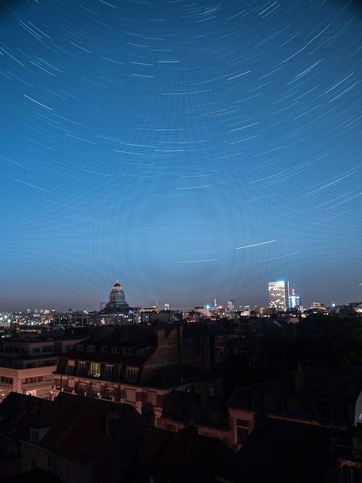 Городской пейзаж ночью, видны нежелательные узоры на небе - обзор starstax