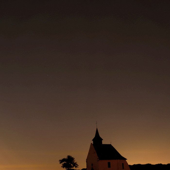 Изображение ночного неба над церковью