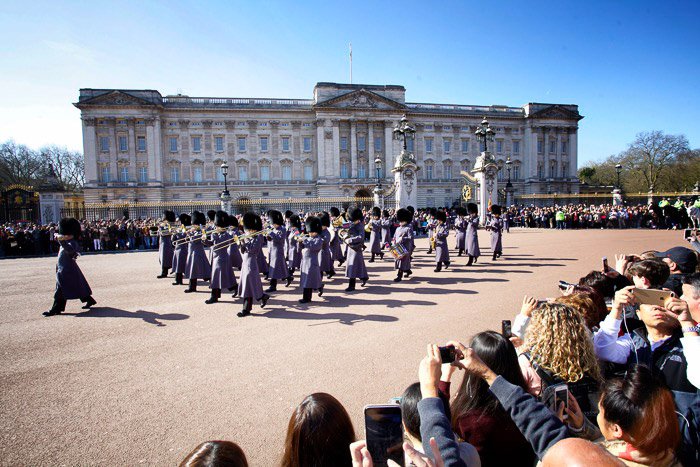 смена караула у Букингемского дворца - фотография в Лондоне