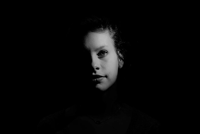 Атмосферный портрет женской модели, снятый с использованием освещения кьяроскуро