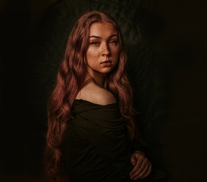 Атмосферный автопортрет женщины с длинными волосами