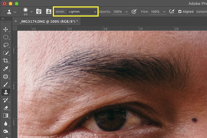 Скриншот, как убрать недостатки кожи с помощью инструмента Photoshop clone stamp tool - lighten