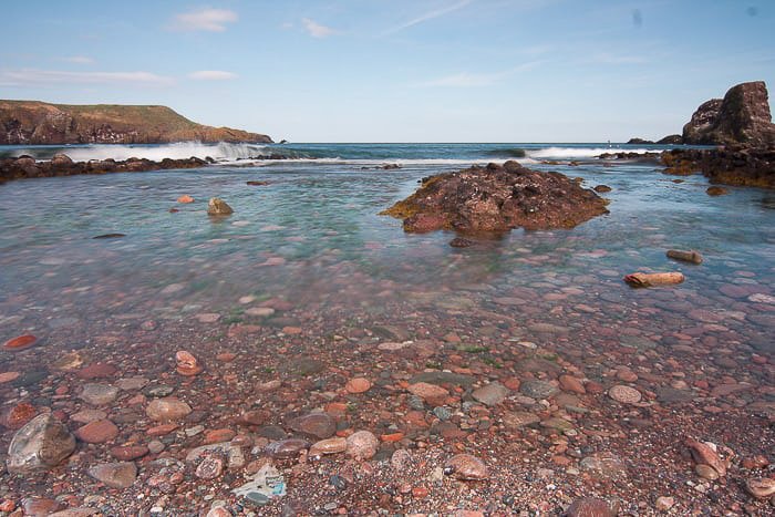 Красивое изображение побережья со скалами красного цвета