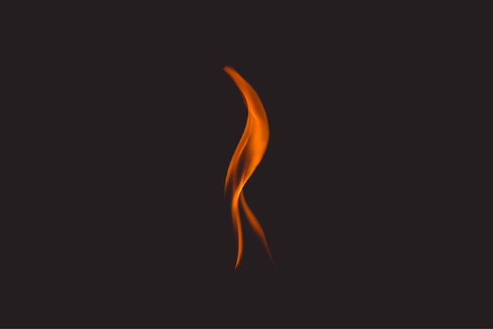 Одиночное пламя на темном фоне - советы по фотосъемке огня