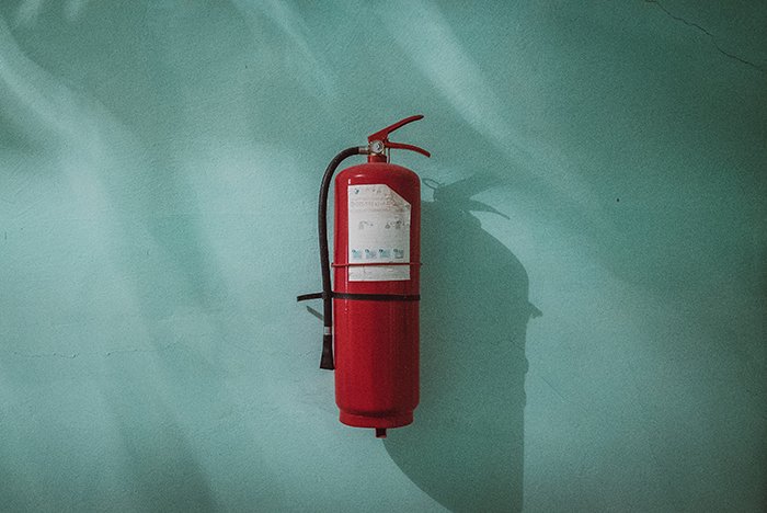Пожарный гидрант, прикрепленный к зеленой стене - советы по пожарной фотографии