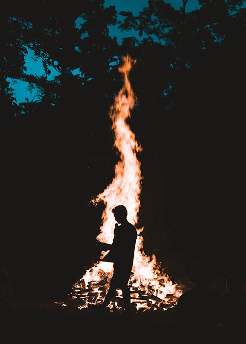 Силуэт человека перед большим костром - огненная фотография