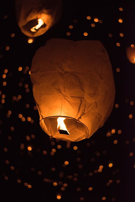 Фонари, поднимающиеся во время Фестиваля фонарей - идеи для огненной фотографии