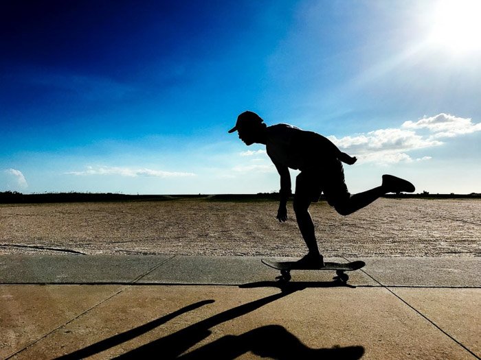 Силуэт скейтбордиста, снятый на камеру iPhone