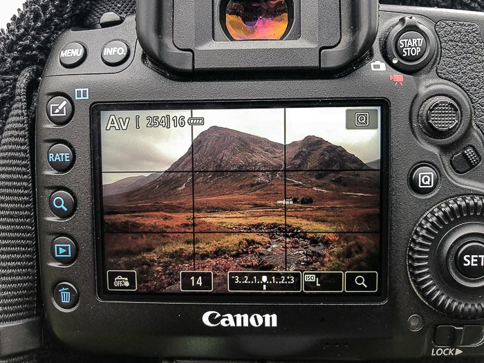 Крупный план экрана зеркального фотоаппарата Canon во время создания пейзажной фотографии