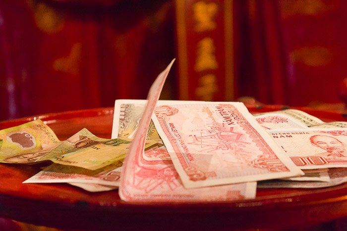 Красная миска с банкнотами вьетнамских донгов