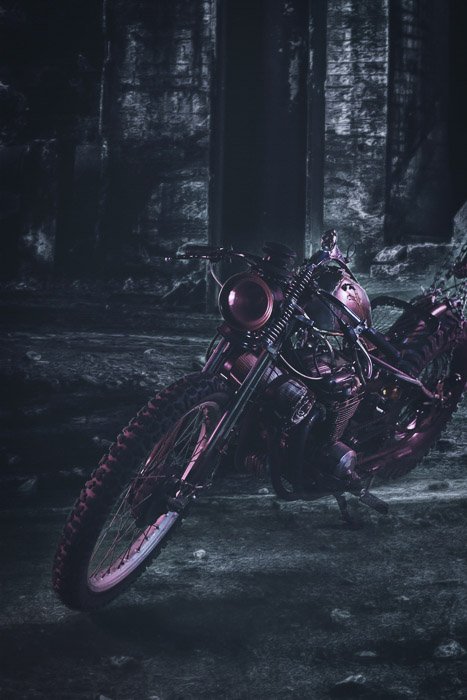 Темный и мрачный снимок мотоцикла