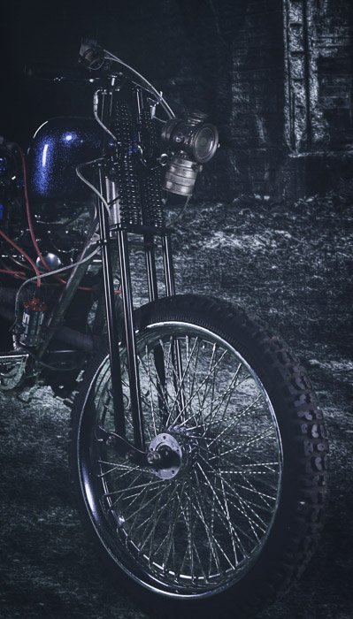 Темный и мрачный снимок мотоцикла