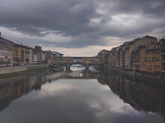 Отражение городского пейзажа в реке во Флоренции, Италия