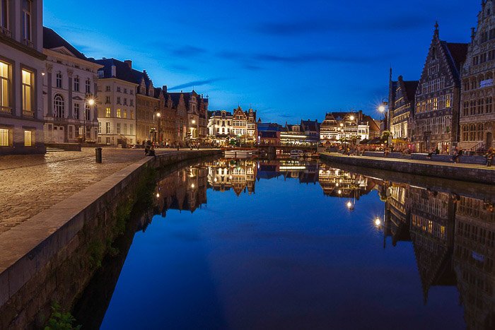 Вечерний городской пейзаж в Генте, Бельгия - отражения в фотографии