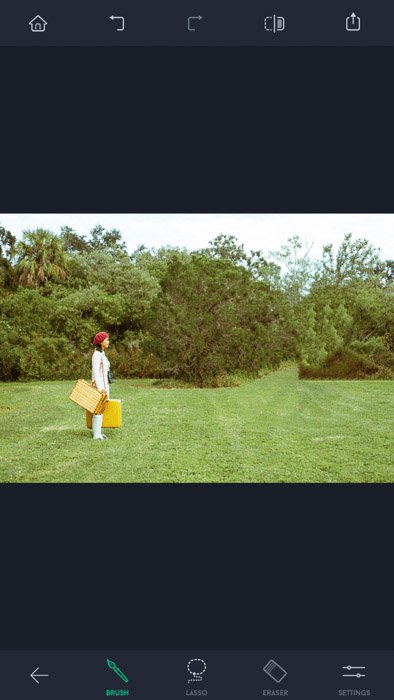 Скриншот приложения touch retouch, женщина в красной шляпе и с желтыми сумками стоит на поле