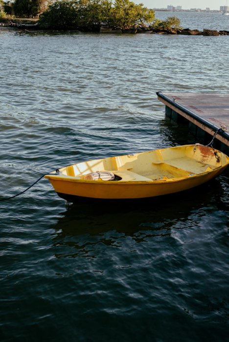 ярко-желтая лодка на чистой синей воде