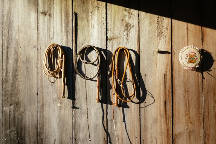 Веревки, висящие на гвоздях на деревянной стене - советы по редактированию фотографий для смартфона
