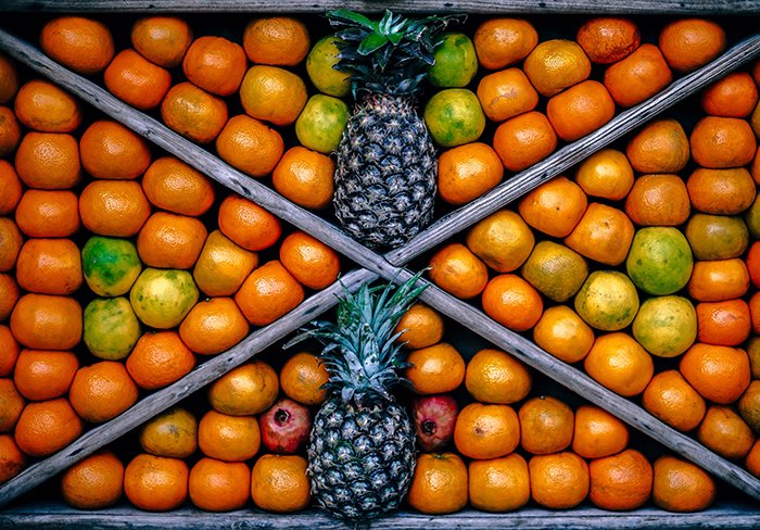 захватывающая композиция натюрморта с участием фруктов, снятая с помощью симметрии в фотографии