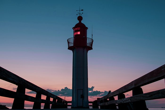 Симметричная фотография маяка в вечернее время