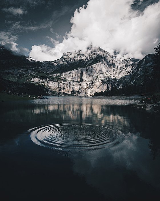 Атмосферный горный пейзаж с озером, добавляющим отражение и глубину - симметрия в фотографии