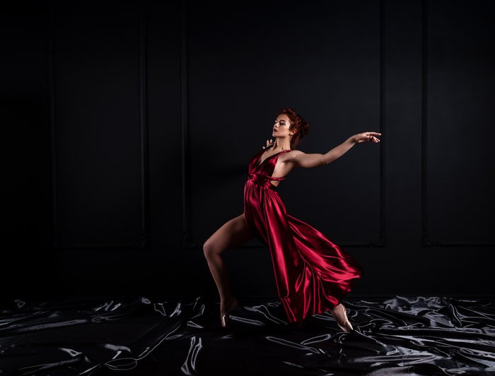 Атмосферный портрет танцовщицы, снятый с TTL-вспышкой