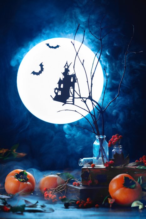 Композиция натюрморта на тему Хэллоуина, подчеркивающая использование контрастных цветов в фотографии