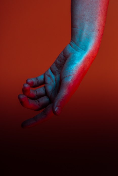 Сине-красная рука на красном фоне