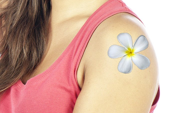 Портрет женской модели с татуировкой в виде цветка, добавленной с помощью карт смещения в Photoshop