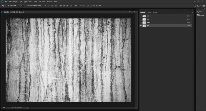 Скриншот редактирования фотографии текстурированной гранжевой стены с помощью карты смещения photoshop - Преобразование изображения в черно-белое