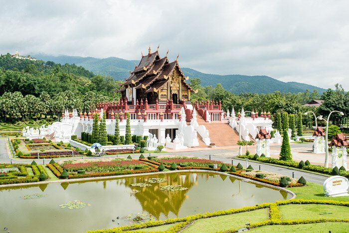 Вид с воздуха на храм в Таиланде