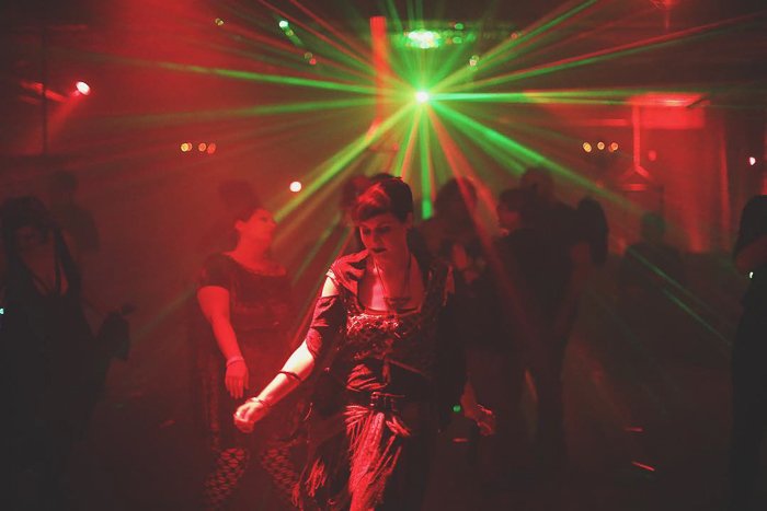 Атмосферный фотопортрет танцовщицы в ночном клубе
