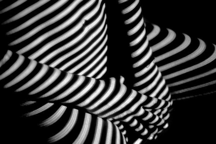 Абстрактная фотография тела с использованием художественных теней и света