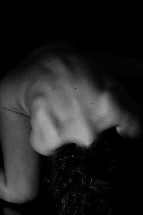 Черно-белая абстрактная фотография тела, сделанная сверху модели