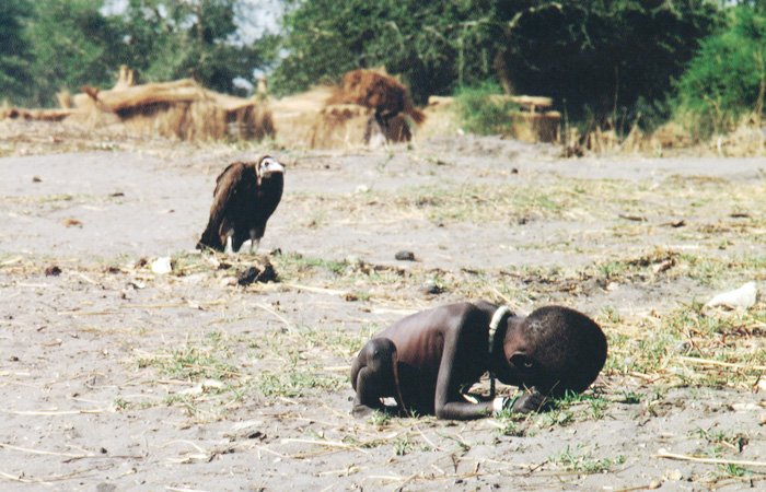 Starving Child and Vulture - Kevin Carter (1993) controversial photos