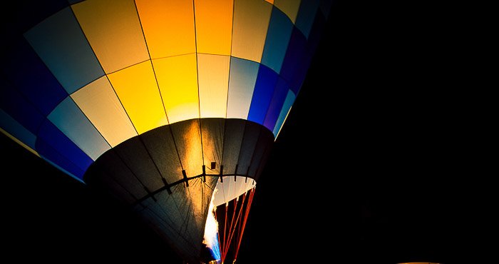 Фотография красочного воздушного шара ночью крупным планом