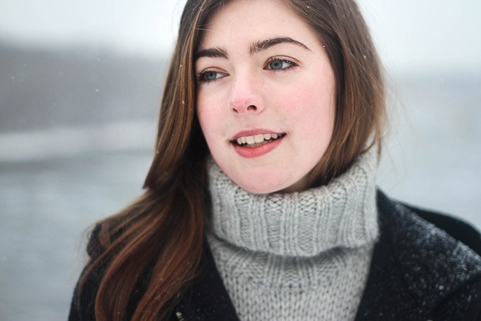 Портрет женщины-модели на снегу